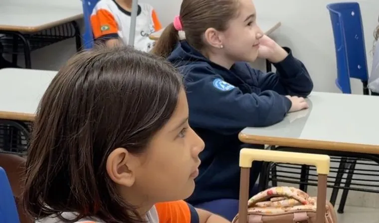 Turma pequena do Criarte em sala de aula, acompanhando a explicação
