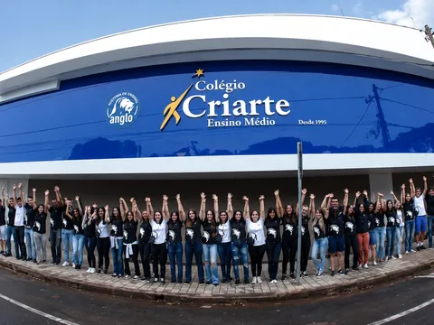 Fachada da unidade de Ensino Médio do Colégio Criarte com os alunos reunidos